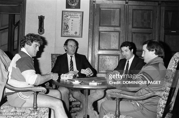 Philippe Dintrans , Benoit Dauga, Christian Carrère et Jacques Fouroux, ancien capitaine de l'Equipe de France de rugby, joue aux cartes avant...