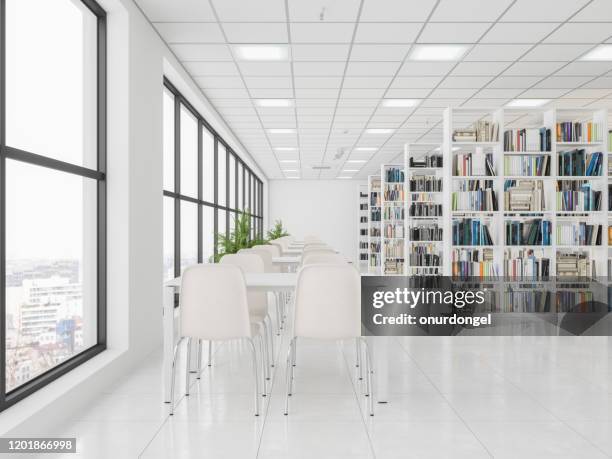 boekenplanken, tafels met stoelen in bibliotheek - science photo library stockfoto's en -beelden