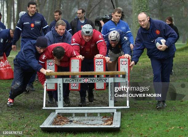 Le sélectionneur du XV de France Bernard Laporte aide ses avants à positionner le "bélier" lors d'une séance d'entraînement, le 31 janvier 2001 à...