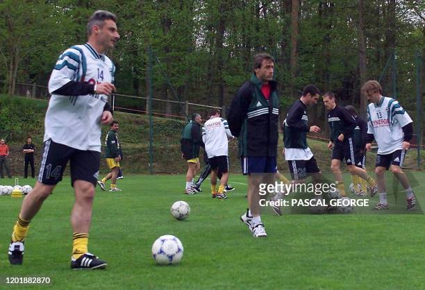 L'entraîneur du FC Nantes, Reynald Denoueix mène l'échauffement de ses joueurs, le 06 mai 2000 à Clairefontaine, lors d'un entraînement de l'équipe à...