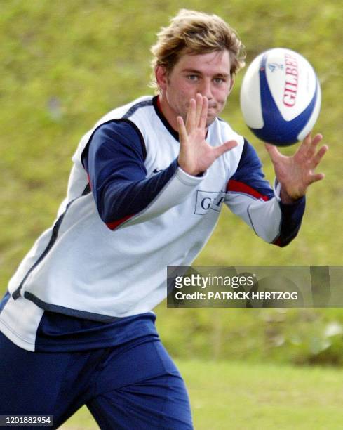 L'ailier de l'équipe de France de rugby, Cédric Heymans, capte le ballon, le 06 novembre 2002 au centre national du rugby à Marcoussis, lors d'une...