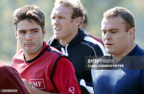 Dimitri Yachvili, demi de mêlée s'échauffe avec ses co-équipiers le centre Brian Liebenberg , et le pilier Jean-Baptiste Poux , le 03 septembre 2003...