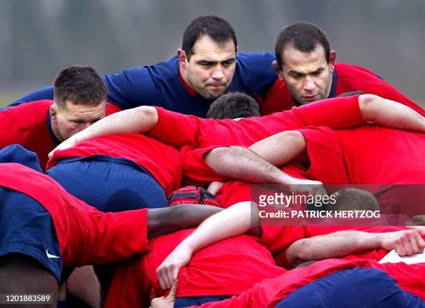 La première ligne de l'équipe de France de rugby, le pilier Christian Califano, le talonneur Raphaël Ibanez et le pilier Jean-Jacques Crenca ,...