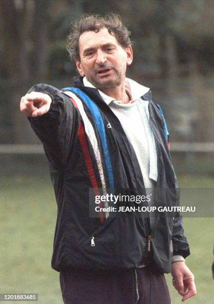 L'assistant technique de l'équipe de France de rugby, Pierre Villepreux, donne des instructions à ses joueurs lors d'un entraînement, à...