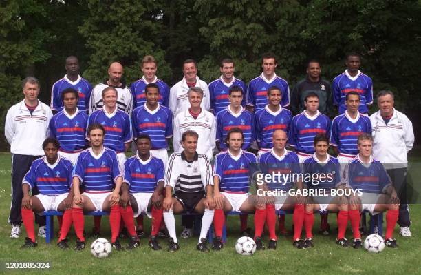 Photo officielle de l'équipe de France de football: 1e Rang : Bernard Diomede-Christophe Dugarry-Marcel Desailly-Lionel Charbonnier-Alain Boghossian-...