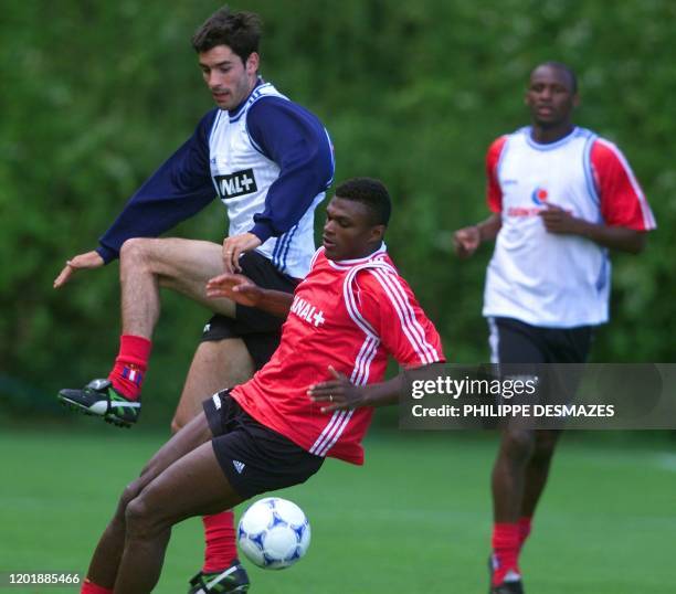 Le milieu de terrain marseillais Robert Pires est à la lutte avec le milieu de terrain de Chelsea, Marcel Desailly, sous les yeux du joueur...