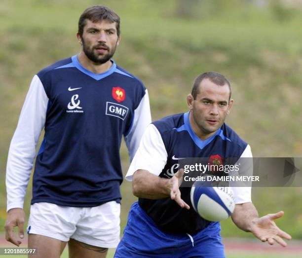 Le pilier français Jean-Jacques Crenca récupère le ballon sous l'oeil de son co-équipier Sébastien Chabal le 23 septembre 2003 lors d'un entraînement...