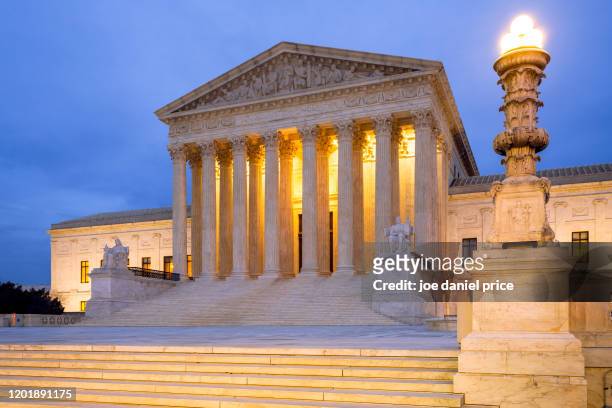 united states supreme court building, washington dc, america - gebouw van het amerikaans hooggerechtshof stockfoto's en -beelden