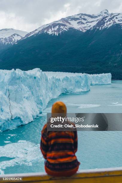 mujer en el fondo de la vista panorámica del glaciar perito moreno en la patagonia - patagonia fotografías e imágenes de stock