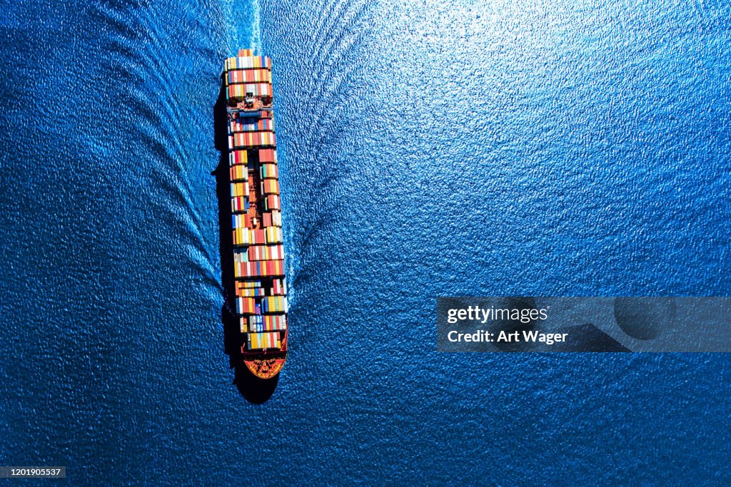 Voll beladenes Containerschiff