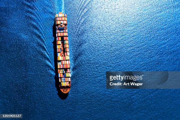 voll beladenes containerschiff - ship stock-fotos und bilder
