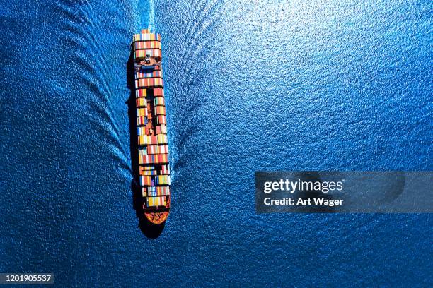 barco contenedor completamente cargado - atlantic ocean fotografías e imágenes de stock