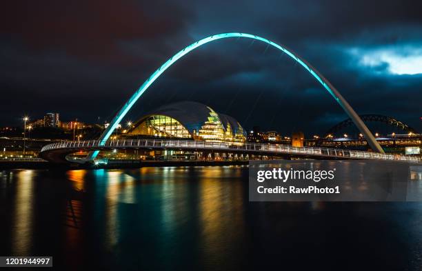 lång exponering av gateshead millennium bridge - tyne bridge bildbanksfoton och bilder