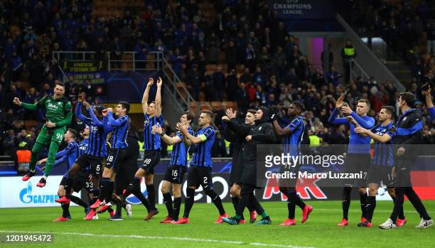 The players of the ÉAtalanta celebrate a victory at the end of the UEFA Champions League round of 16 first leg match between Atalanta and Valencia CF...