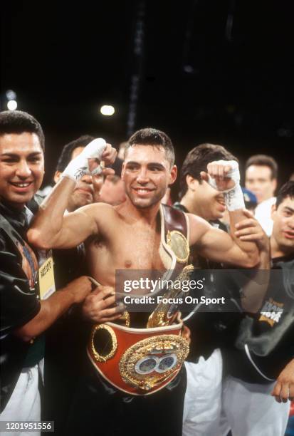 Oscar De La Hoya celebrates after he defeated Rafael Ruelas for the WBO and IBF lightweight titles on May 6, 1995 at the Coliseo Rubén Rodríguez in...