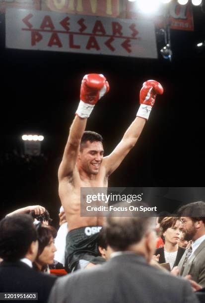 Oscar De La Hoya celebrates after he defeated Rafael Ruelas for the WBO and IBF lightweight titles on May 6, 1995 at the Coliseo Rubén Rodríguez in...