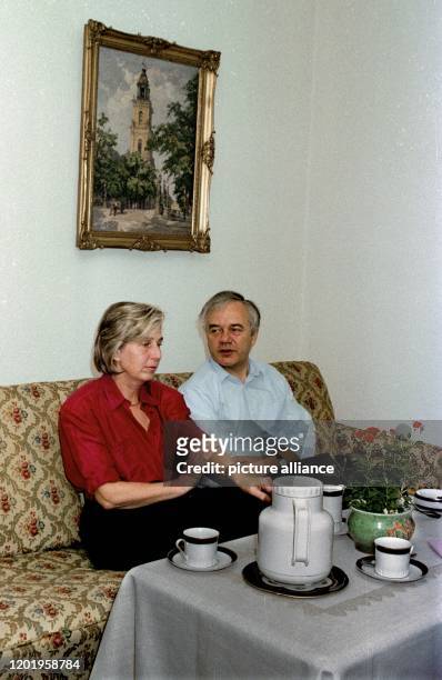 January 1990, Berlin, Potsdam: Stolpe family in their Potsdam house: Ingrid, Manfred.exact date of the recording not known. Photo: Paul...