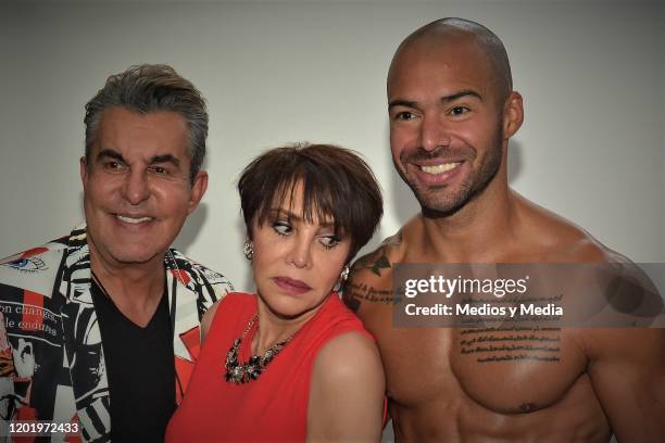 Antonio Escobar, Maribel Fernandez 'La Pelangocha', and Leopoldo Dubuc pose for photos during a photocall for the play 'El Ultimo Dia de Mi Vida' at...