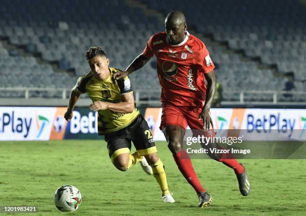 Adrian Ramos of America struggles for the ball with Cleider Alzate of Alianza P during a match between America de Cali and Alianza Petrolera as part...