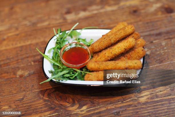 chicken fingers - breaded fotografías e imágenes de stock