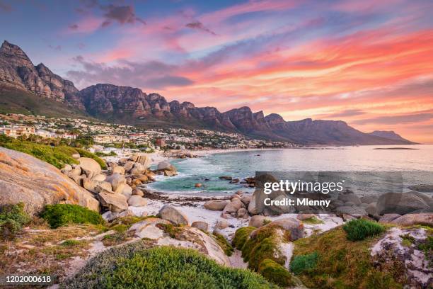 camps bay kapstadt lebendiger sonnenuntergang twilight südafrika - kapstadt stock-fotos und bilder