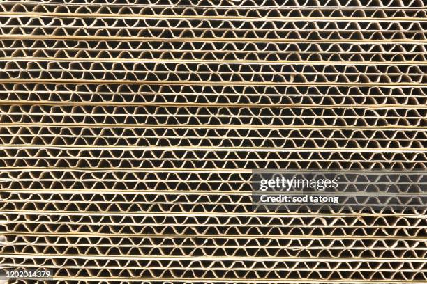 cross section of cardboard corrugated pattern as baskground and texture vertical - paperboard stockfoto's en -beelden