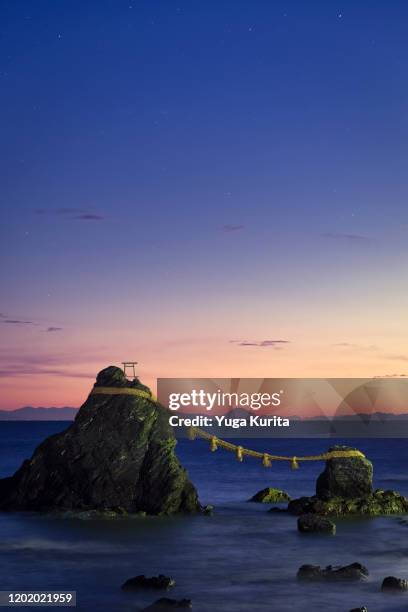 meoto iwa wedding rocks at dawn with mt. fuji in the background - historical geopolitical location fotografías e imágenes de stock