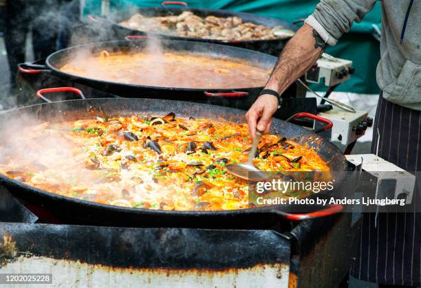 giant paella - paella stockfoto's en -beelden