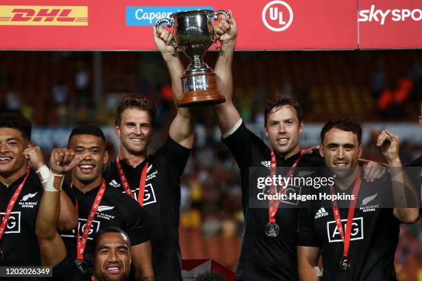 Scott Curry and Tim Mikkelson of New Zealand of New Zealand hold the finals cup aloft during the 2020 HSBC Sevens at FMG Stadium Waikato on January...