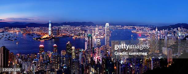 amazing night view of hong kong bay in 2010 - cheung kong centre 個照片及圖片檔