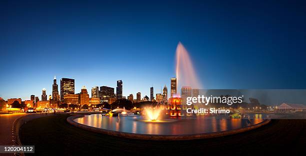 chicagos buckingham fountain and skyline at dusk - buckingham fountain stock pictures, royalty-free photos & images