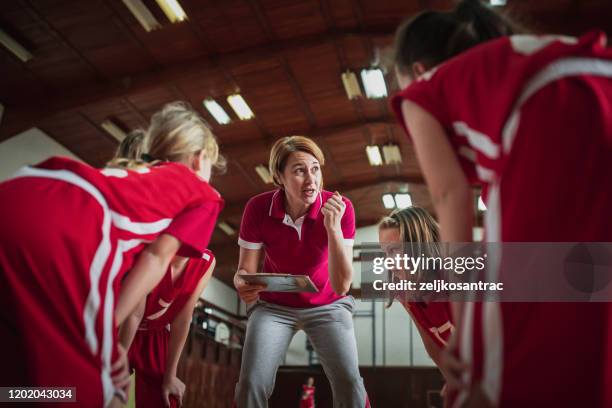 female school basketball team spiel - sport instructor stock-fotos und bilder