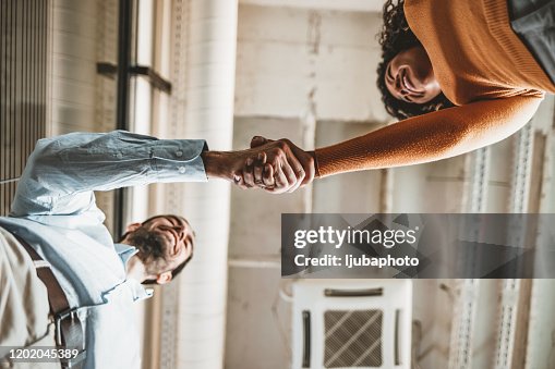 Zwei Menschen schütteln Hände Zwei Menschen schütteln Hände