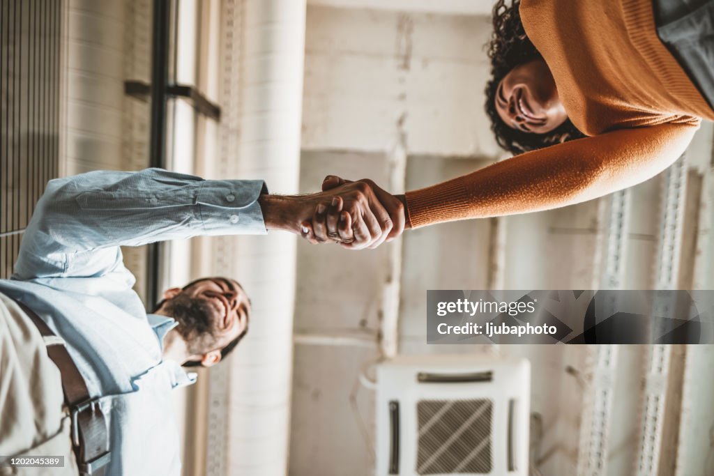 Twee mensen die handen schudden