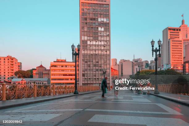 gente paseando por el viaducto de santa ifigenia - central america fotografías e imágenes de stock