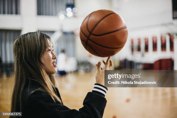 jonge chinese speler van het vrouwenbasketbal - women's basketball stockfoto's en -beelden