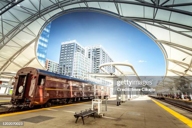 oude railcar bij het station van de unie van denver - denver stockfoto's en -beelden