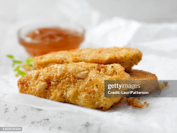 vegan, meatless-plant based protein chicken strips met een seven grain coating - chicken fingers stockfoto's en -beelden