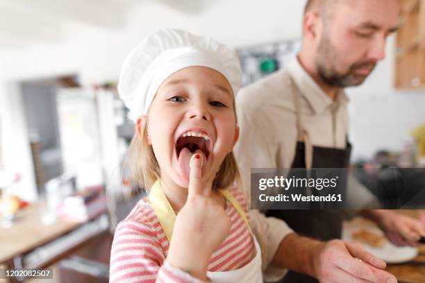 father and daughter cooking in the kitchen - kid chef stockfoto's en -beelden