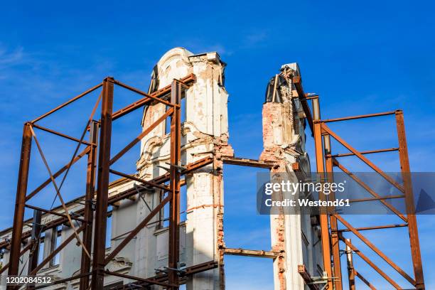 germany, thuringia, weimar, rundown historic building under renovation - historisch gebouw stockfoto's en -beelden