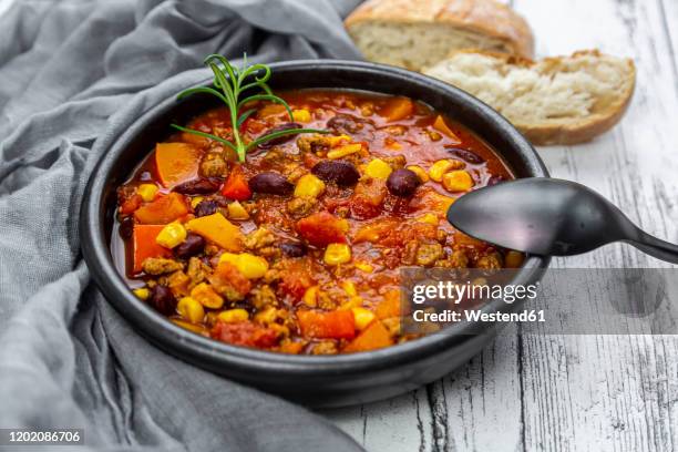 bowl of vegetarian chili con carne - chili con carne stock-fotos und bilder