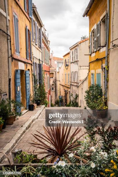 frace, cote d?azur, marseille, lanes in  le panier - marseille stock pictures, royalty-free photos & images