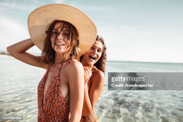 amigos da felicidade à beira-mar com chapéu panamá - queimadura pele - fotografias e filmes do acervo