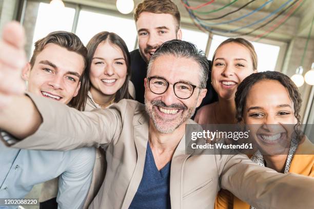 group portrait of happy business people in office - fotografia de grupo - fotografias e filmes do acervo