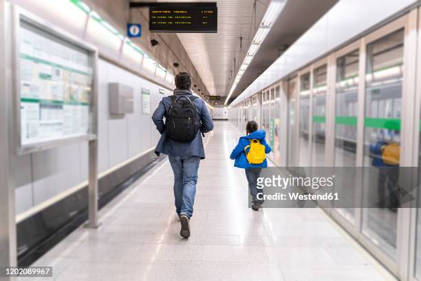 father and daughter on metro station, girl running away - runaway 個照片及圖片檔