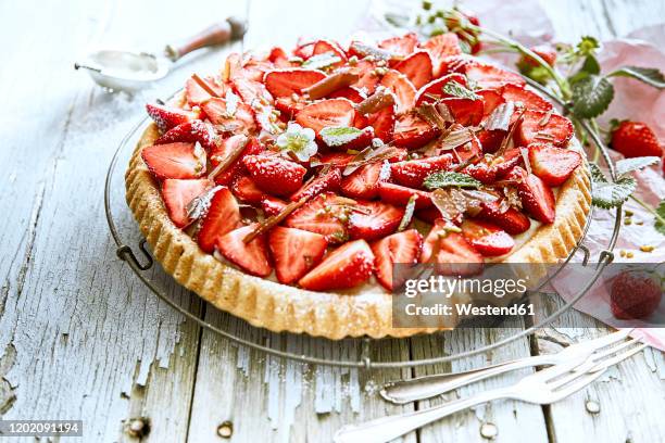 close-up of homemade strawberry tart - jordgubbskaka bildbanksfoton och bilder