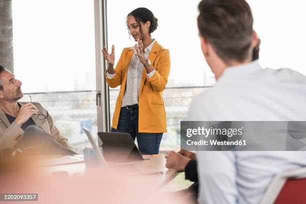 business people having a meeting in office - lead stockfoto's en -beelden