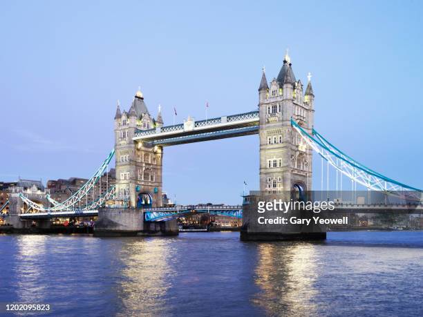 tower bridge in london - tower bridge stock-fotos und bilder