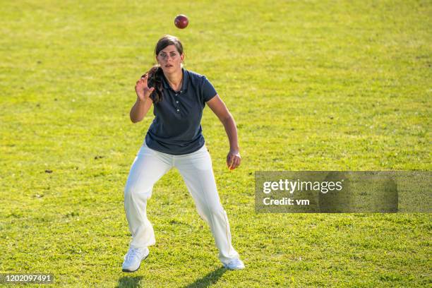 ボールをキャッチする女性クリケット選手 - cricket catch ストックフォトと画像