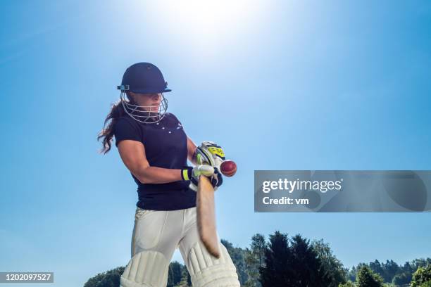 kvinnlig cricket smet slår bollen - cricket bildbanksfoton och bilder